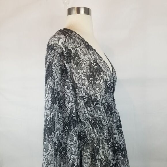 NOTATIONS. SIZE XL. BLACK WHITE FLORAL Tunic Top. Buttons at Waist - Picture 11 of 16